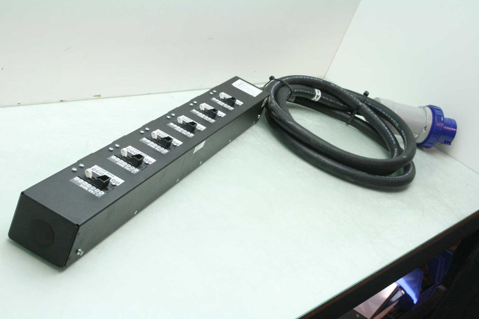 TeraData 315-0610807 PDU, 6-Outlet Power Strip 200-240V / 16A w/ Scame SCM460P9W - Used
