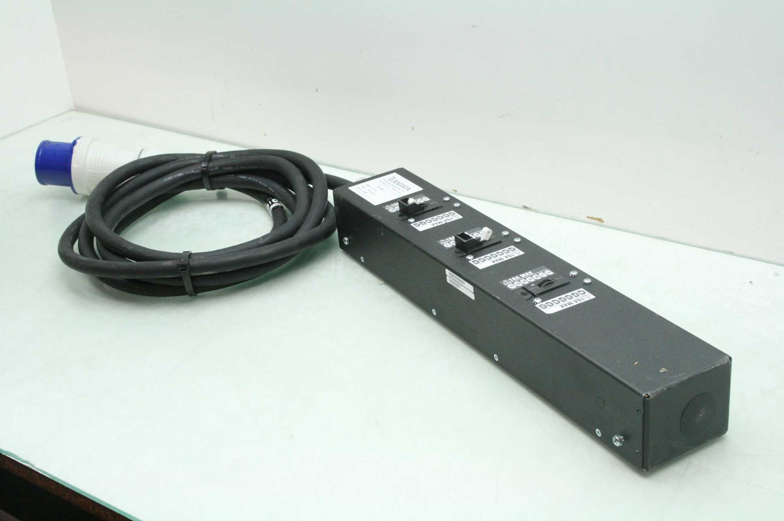 TeraData 315-0611054 PDU 3-Outlet Power Strip 200-240V 16A w/ Walther 230 306 - Used