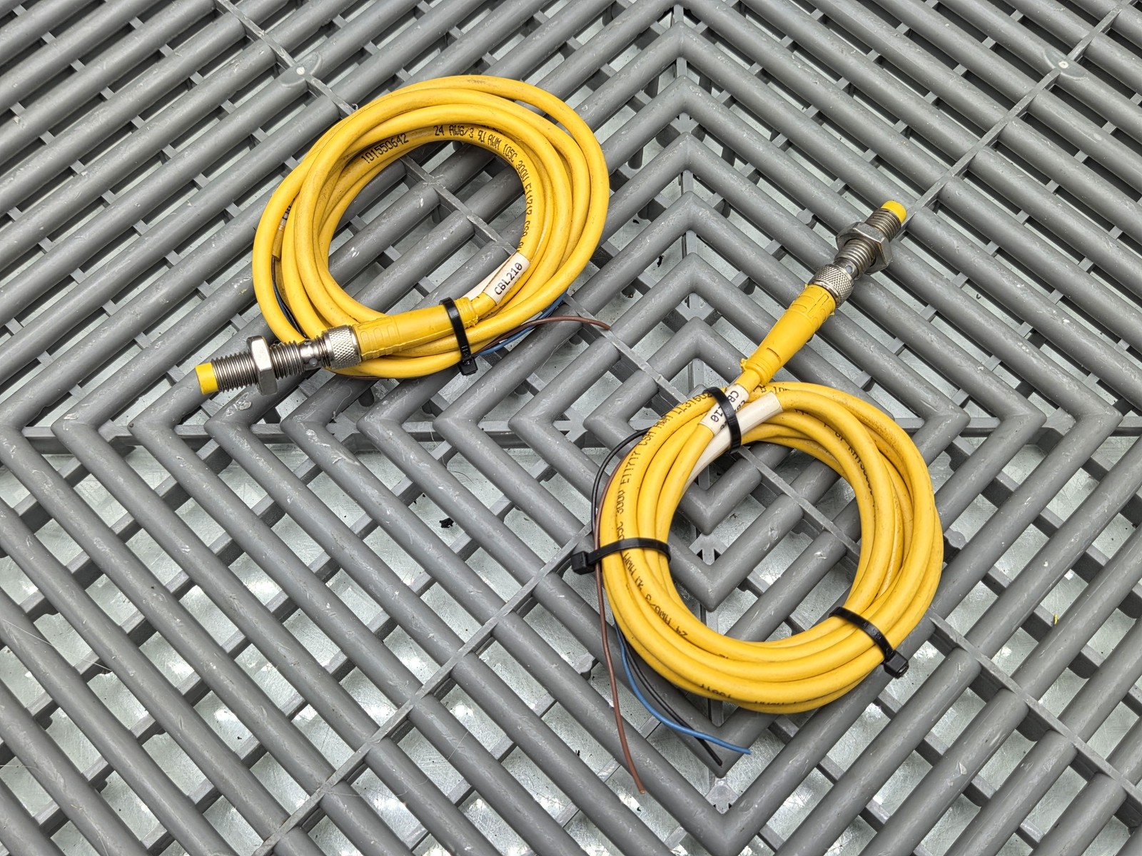 Turck U2515-71 M8 Inductive Proximity Sensor PKG 3M-5 Cable Used Lot of 2 - Used - Image 5