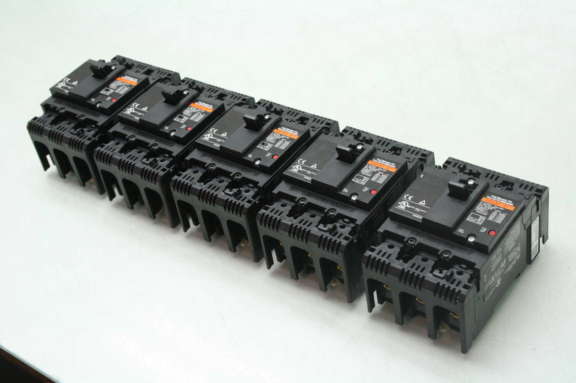 5 Fuji Electric EA33AC-BB3AEAC-005 Three Pole Circuit Breaker 5A / 440V AC - Used - Image 9