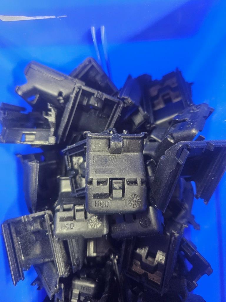 (70) New Molex 64319-1201 CMC Backshell 32 Position - New - Image 11