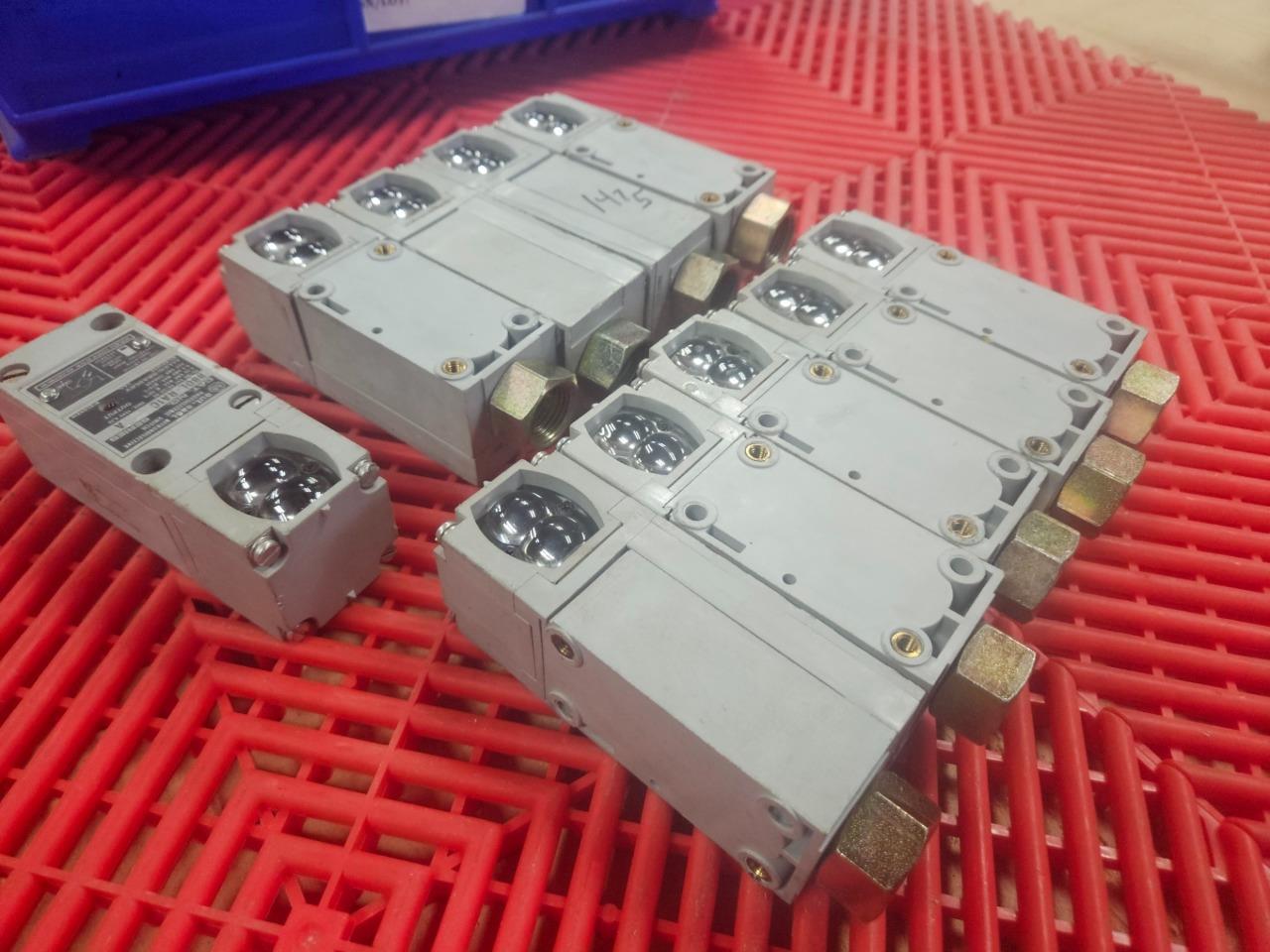 Lot of (10) Allen Bradley 880L-RA1C Retroreflective Photoelectric Limit Switches - Used - Image 13