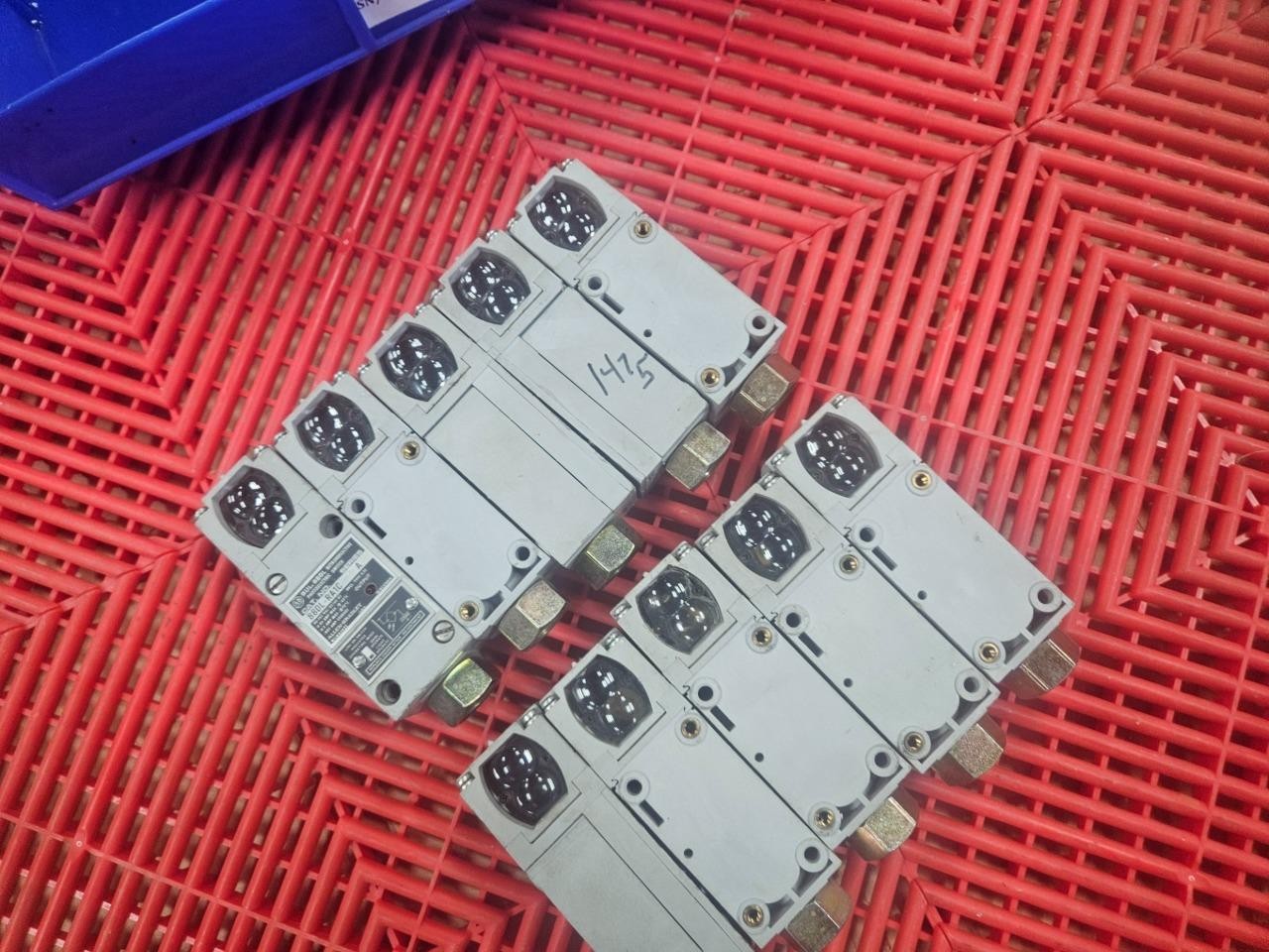 Lot of (10) Allen Bradley 880L-RA1C Retroreflective Photoelectric Limit Switches - Used - Image 3
