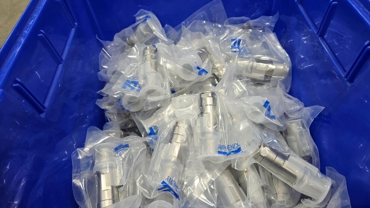 New Amphenol PL18Y-301-50-5 PowerLok Connector - New - Image 3