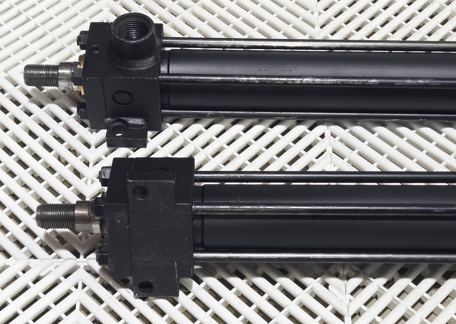 Parker 2H 1.5" CC2HLTS24AC Bore 41" Stroke Dbl Rod Hydraulic Cylinder Lot/2 - Used - Image 3