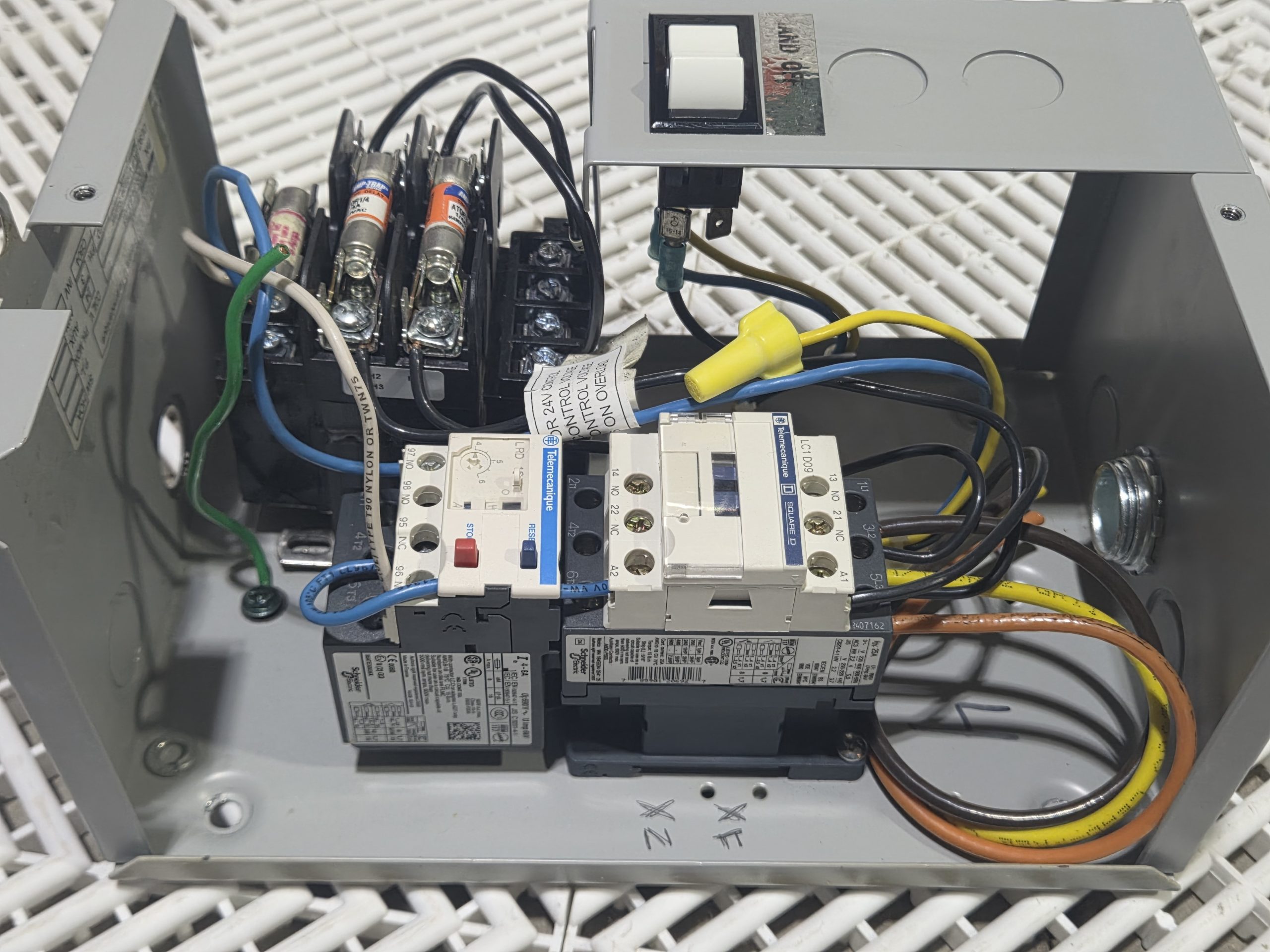 Schneider Electric D09-24-6A-G7 460V 3HP FVNR Enclosed Starter HOA Used - Used - Image 19
