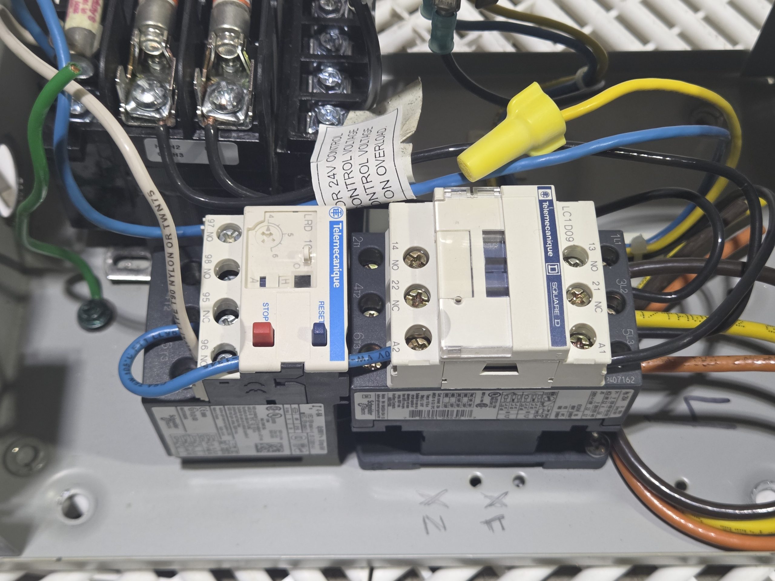 Schneider Electric D09-24-6A-G7 460V 3HP FVNR Enclosed Starter HOA Used - Used - Image 21
