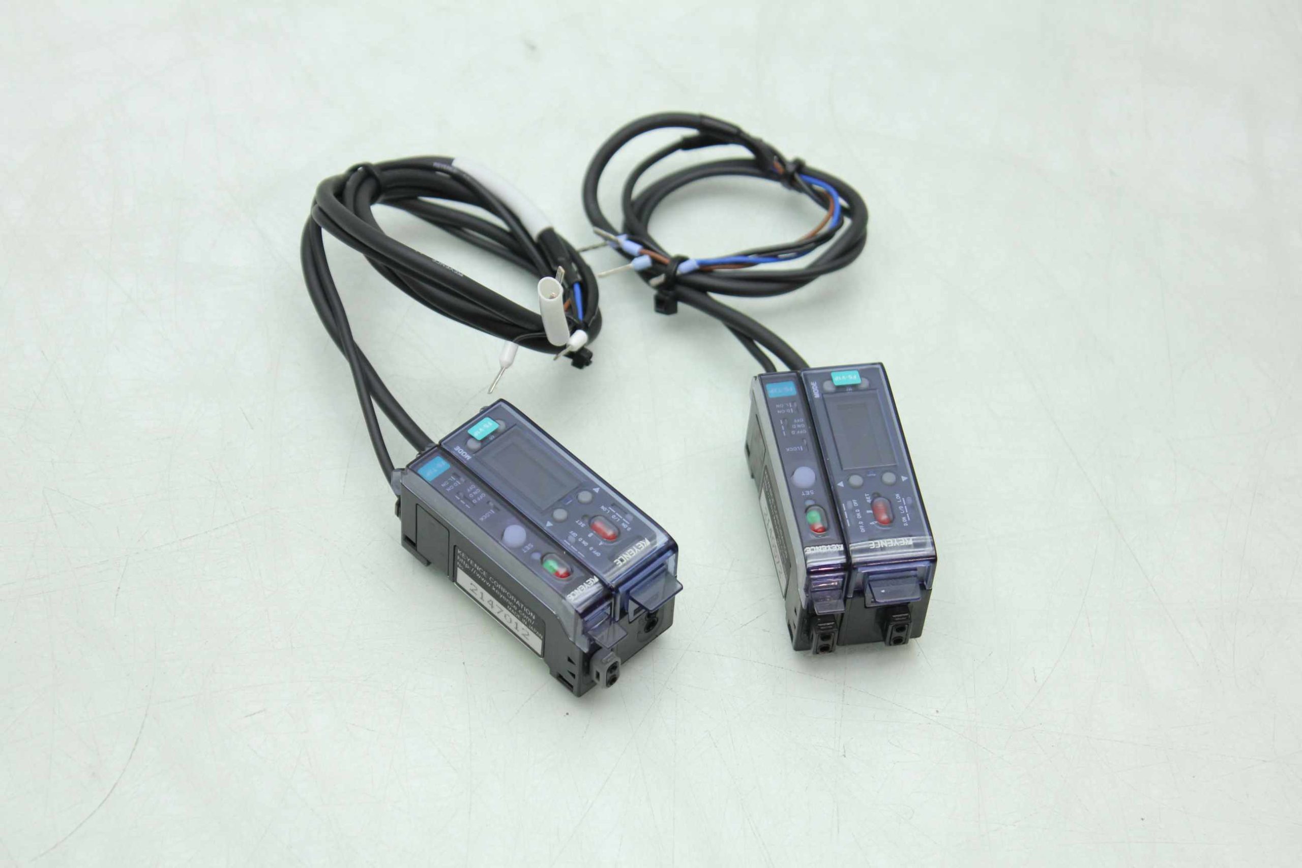 2 Keyence FS-V1P Photoelectric Fiber Optic Amplifiers w FS-T2P Slave Amplifier - Used - Image 11