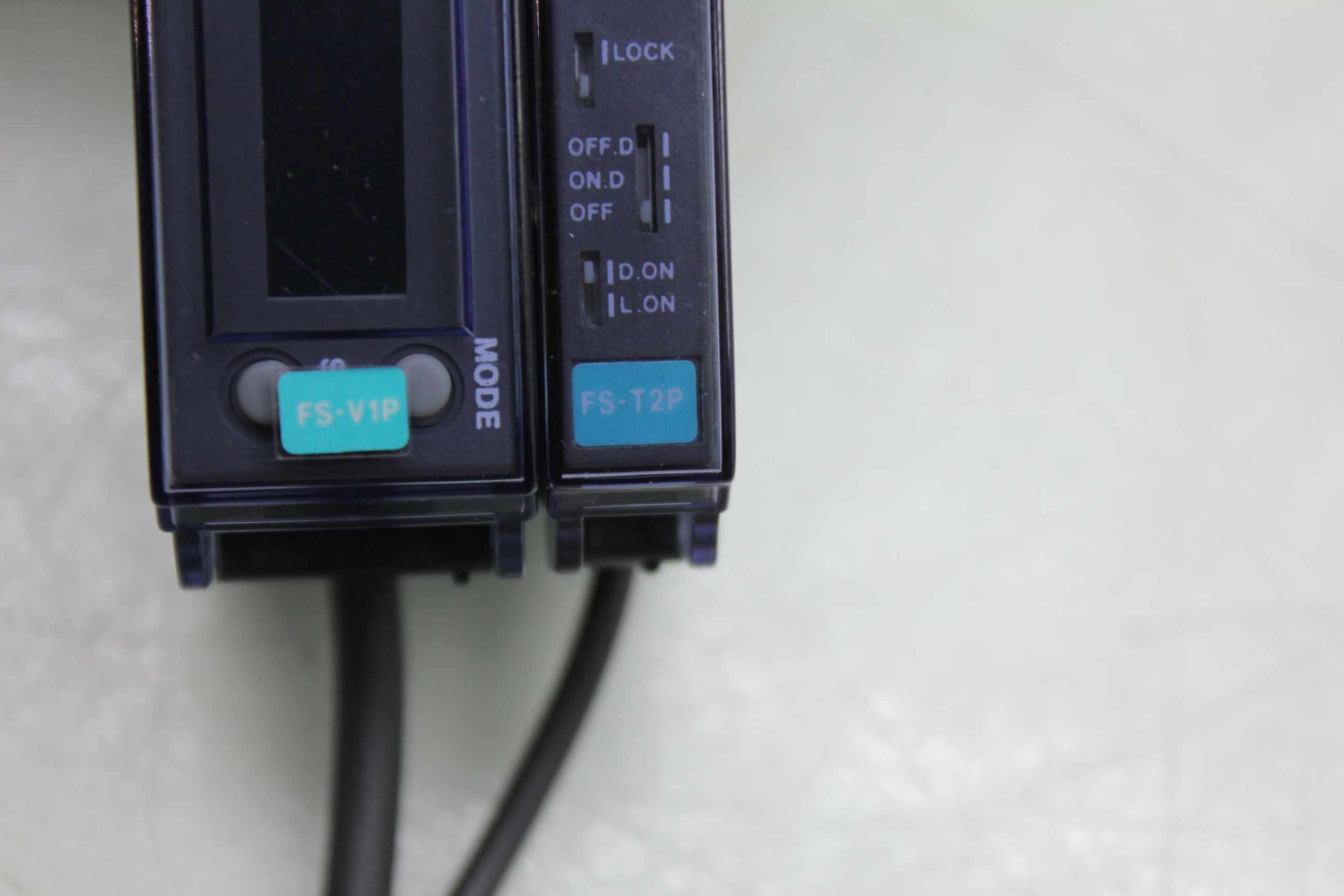 2 Keyence FS-V1P Photoelectric Fiber Optic Amplifiers w FS-T2P Slave Amplifier - Used - Image 12