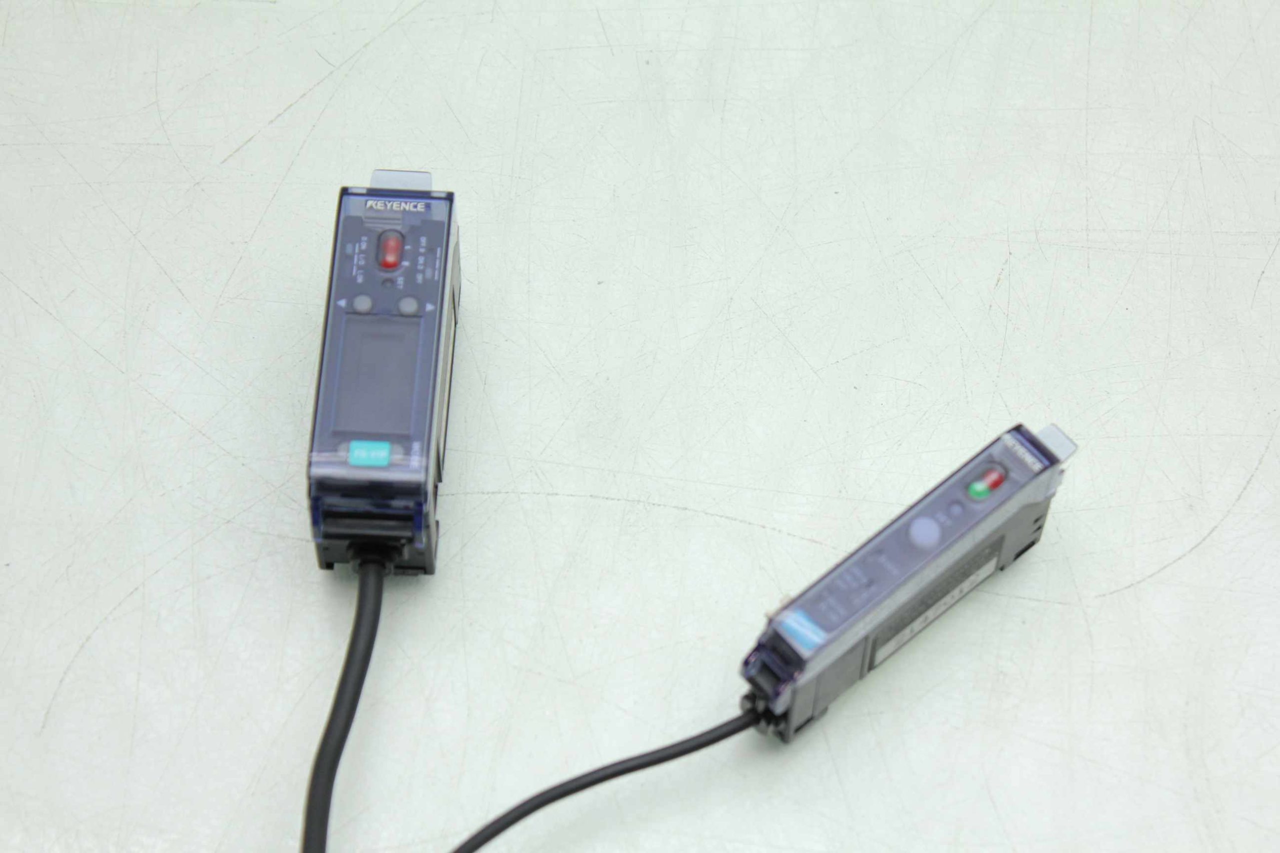 2 Keyence FS-V1P Photoelectric Fiber Optic Amplifiers w FS-T2P Slave Amplifier - Used - Image 13