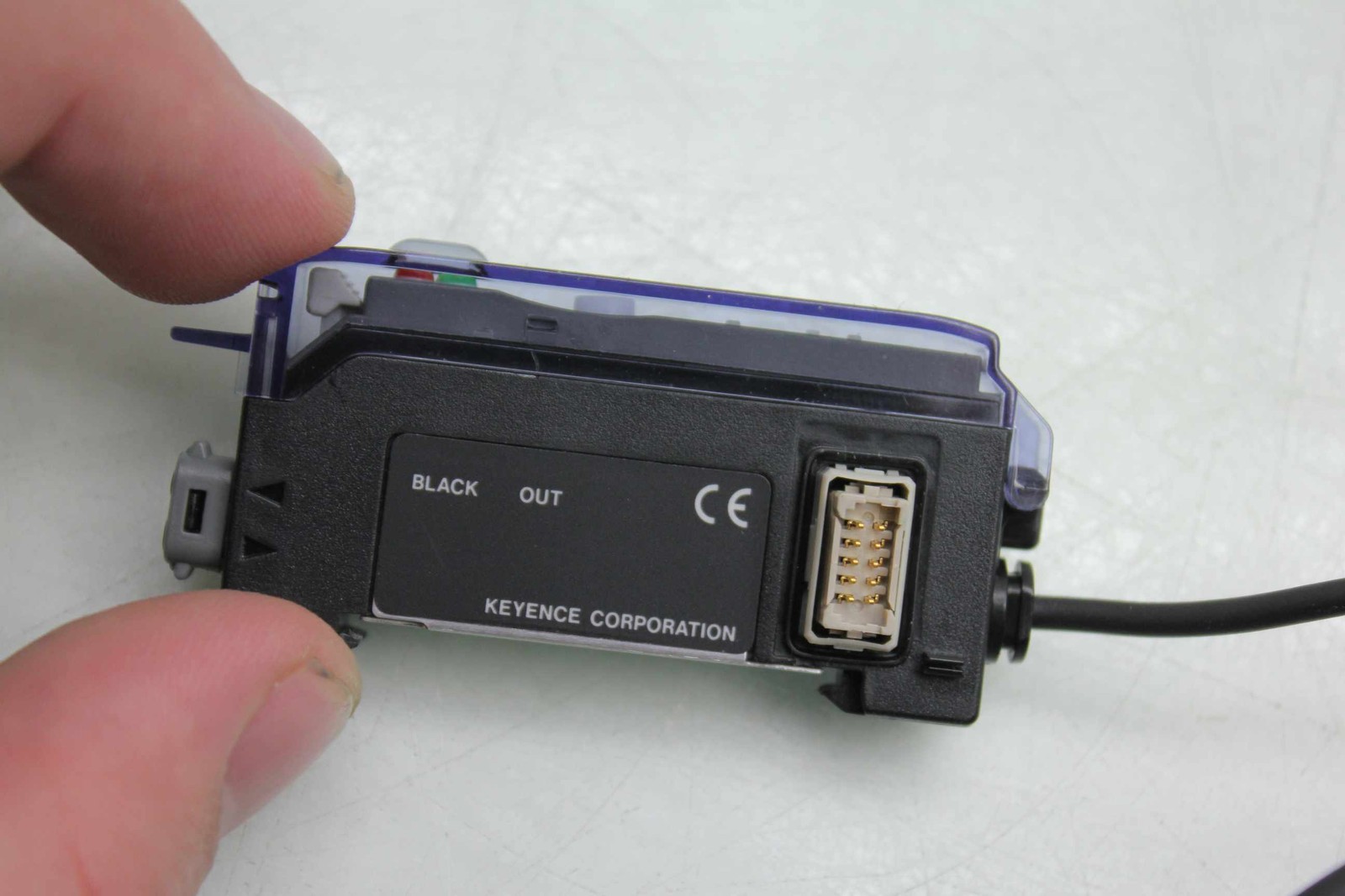 2 Keyence FS-V1P Photoelectric Fiber Optic Amplifiers w FS-T2P Slave Amplifier - Used - Image 5