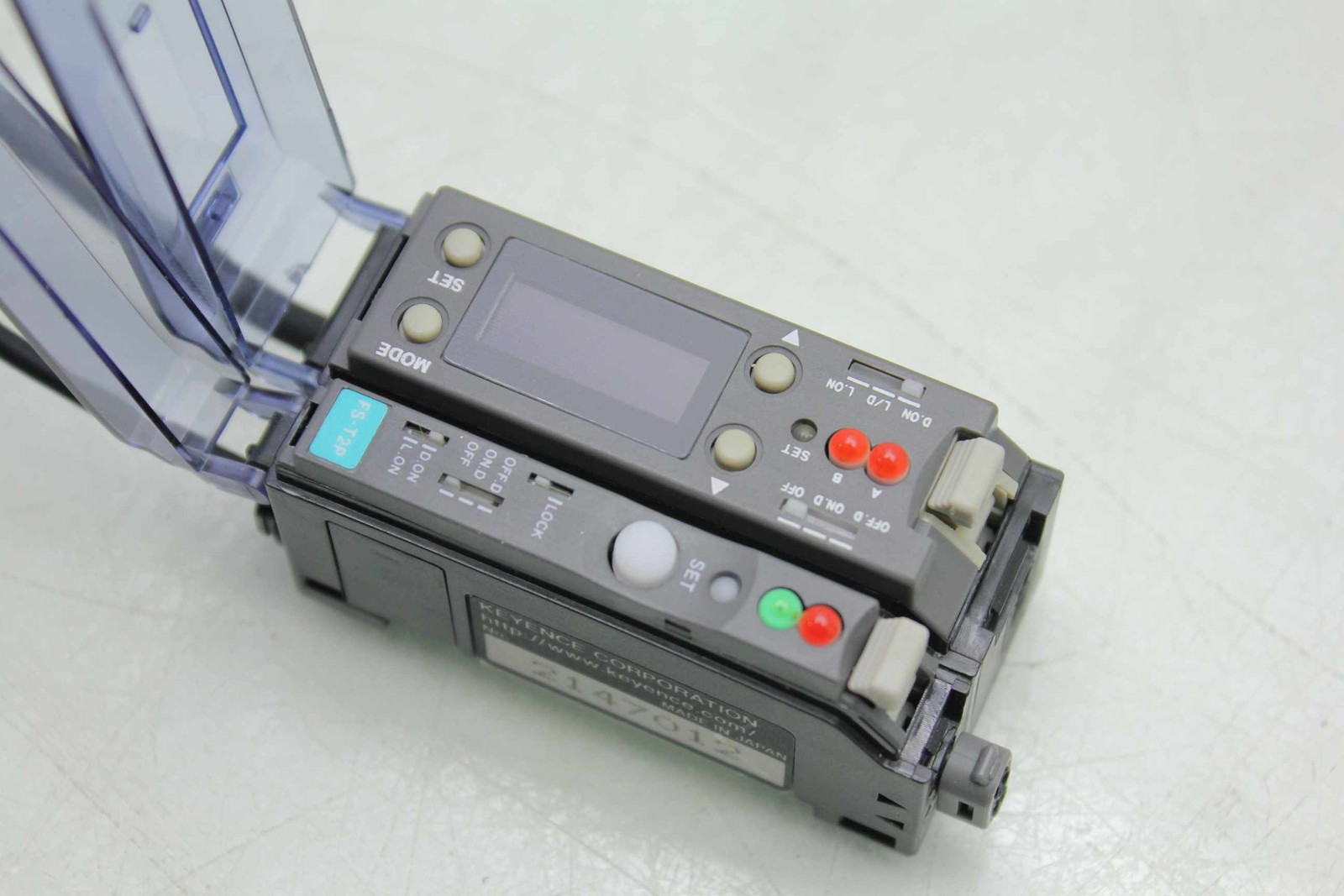 2 Keyence FS-V1P Photoelectric Fiber Optic Amplifiers w FS-T2P Slave Amplifier - Used - Image 8