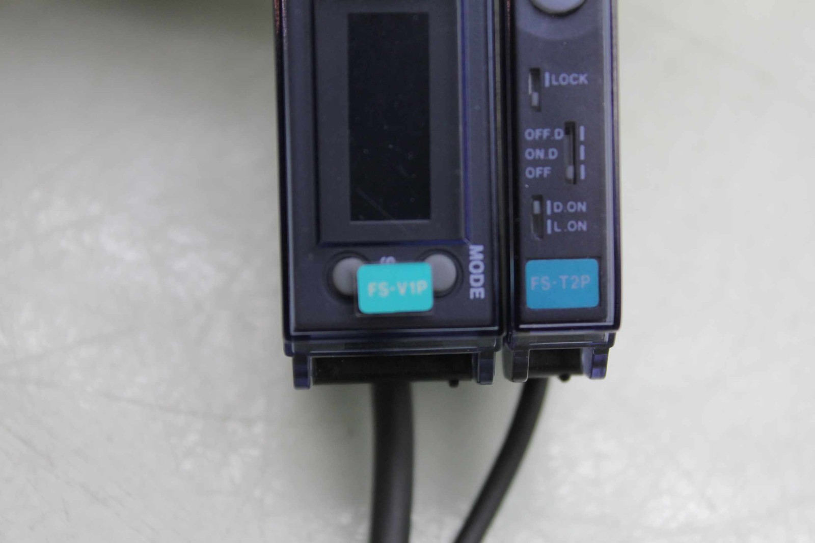 2 Keyence FS-V1P Photoelectric Fiber Optic Amplifiers w FS-T2P Slave Amplifier - Used - Image 9