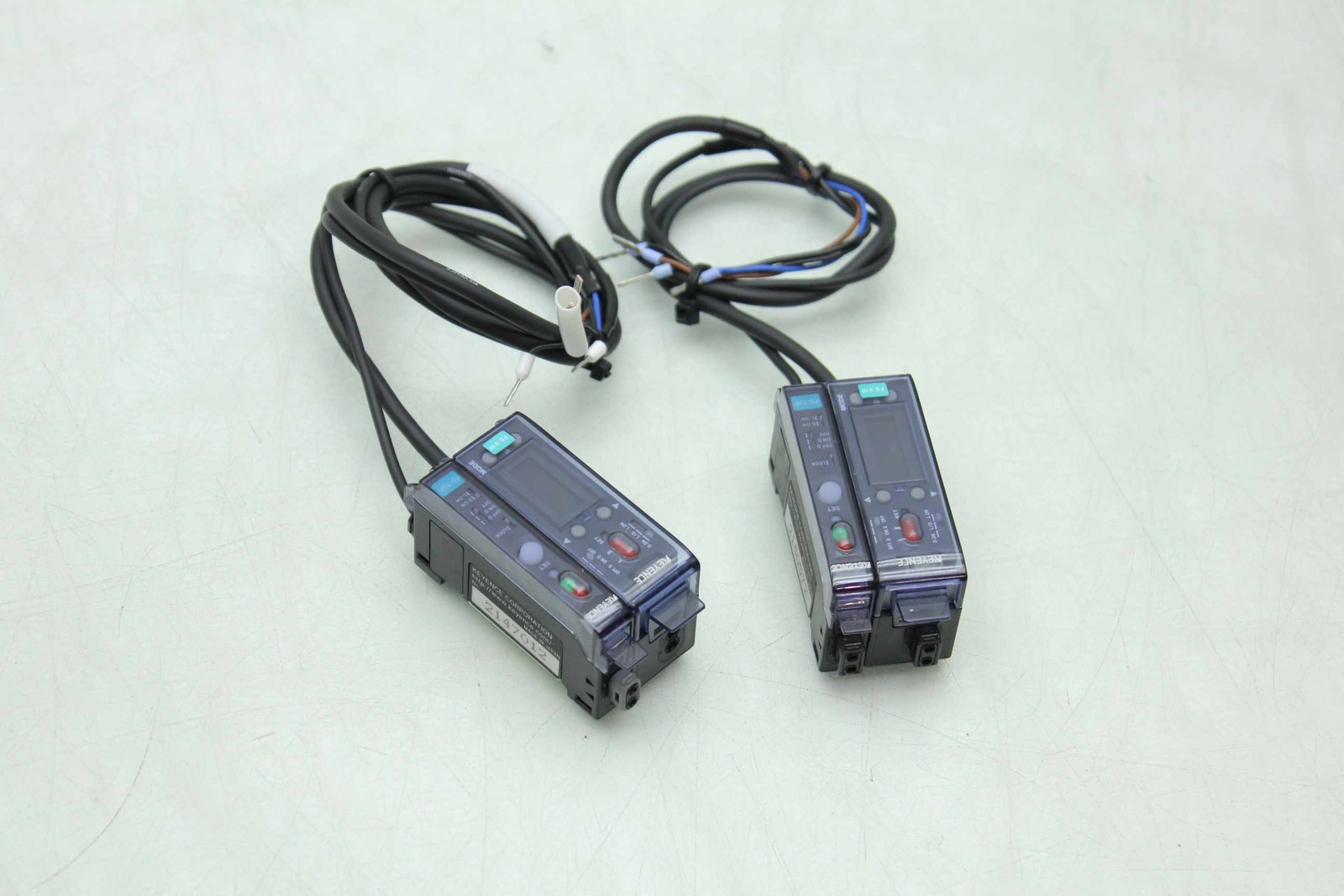 2 Keyence FS-V1P Photoelectric Fiber Optic Amplifiers w FS-T2P Slave Amplifier - Used