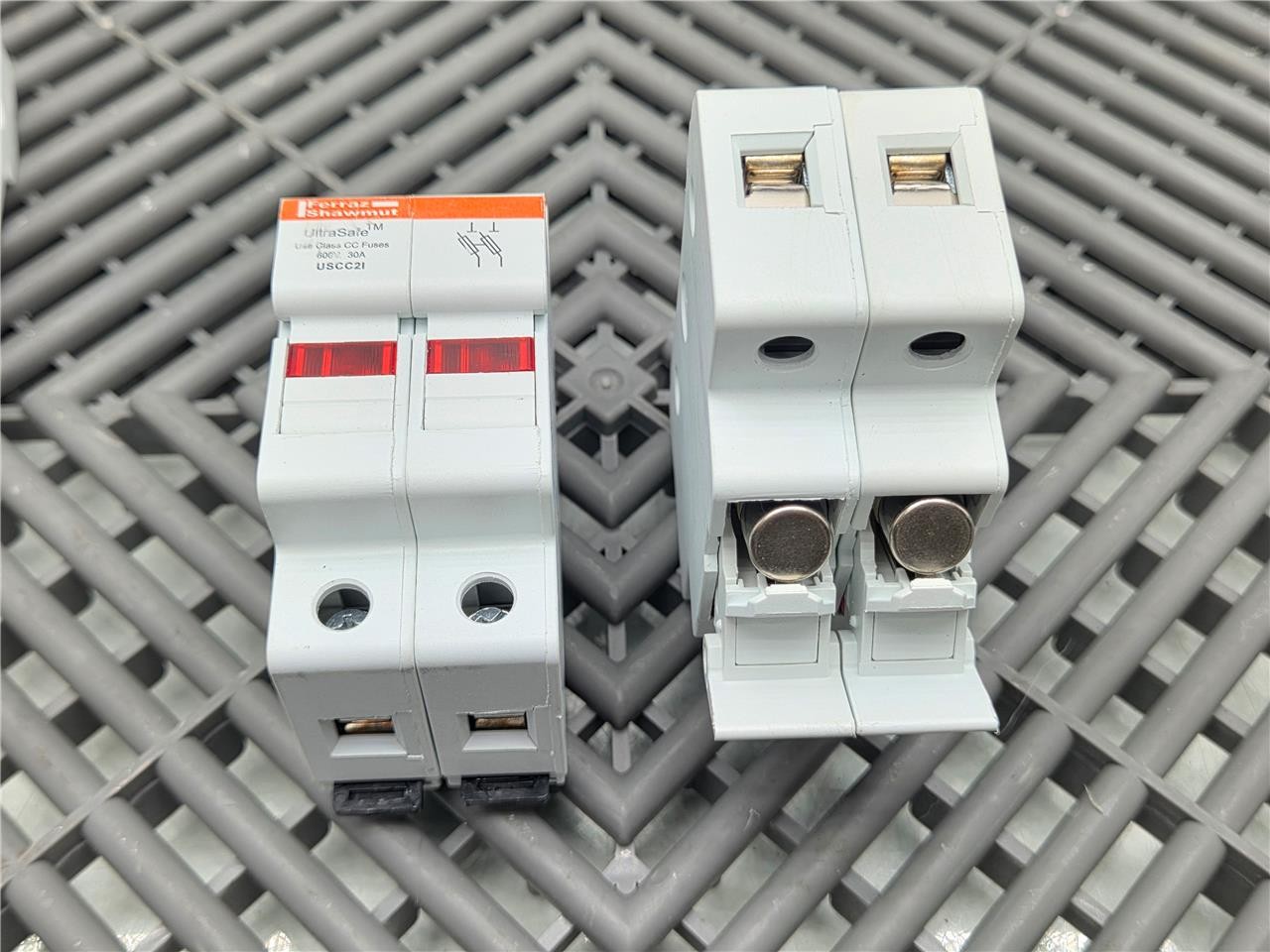 Lot of 4 Ferraz Shawmut USCC2I UltraSafe Fuse Holders, 30A 600V w/ LP-CC-5 Fuses - Used - Image 3