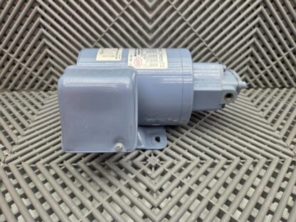 Nippon TOP-1ME100-11MA Trochoid Pump / 3-Phase Induction Motor / EELQ-8T - Used - Image 5