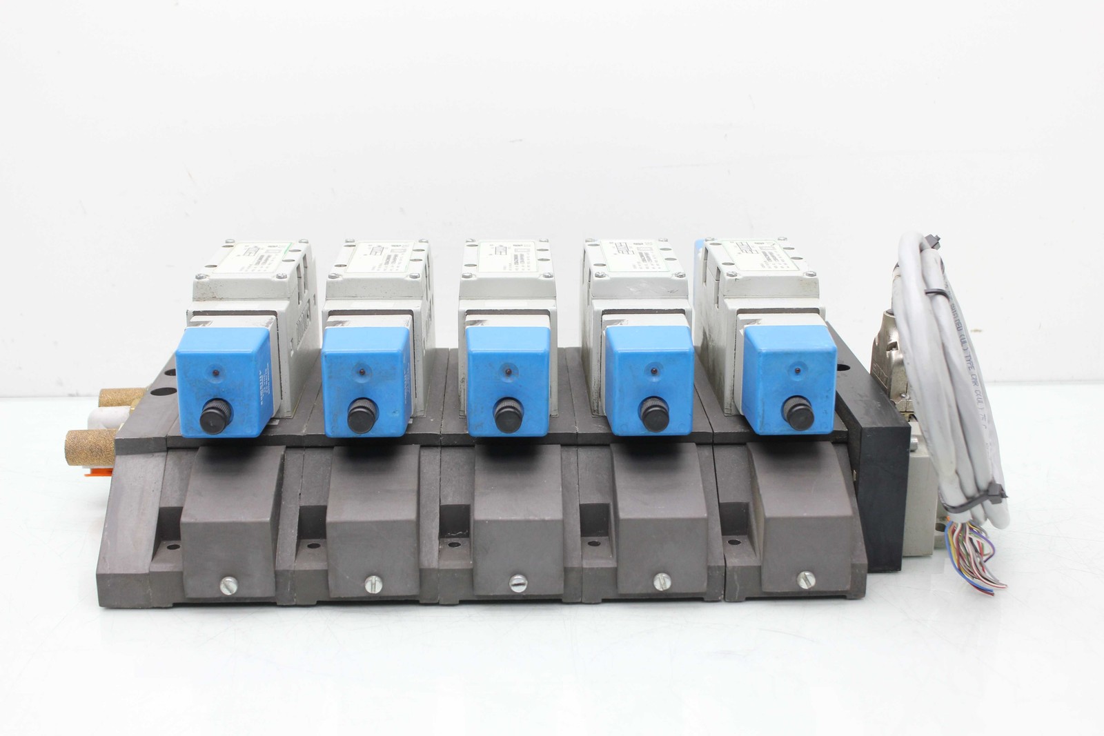 Numatics I23BB4Z2MN00061 5-Station Solenoid Valve Manifold DB25 24VDC Used - Used - Image 3