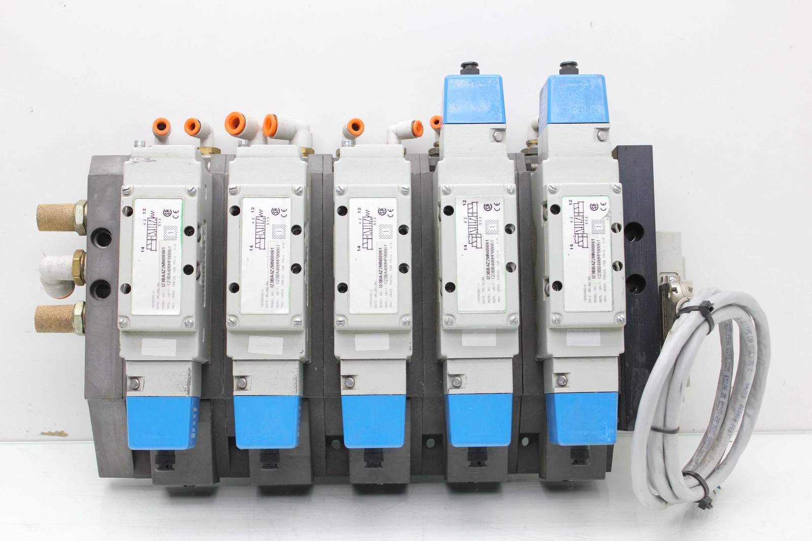 Numatics I23BB4Z2MN00061 5-Station Solenoid Valve Manifold DB25 24VDC Used - Used
