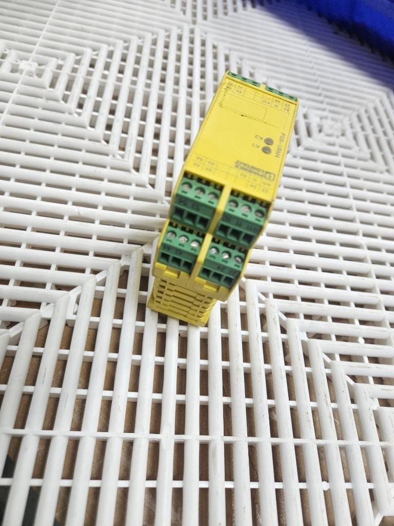 Phoenix Contact PSR-SCP-24UC/URM4/5x1/2X2 Safety Relay 2963734 - Used - Image 6