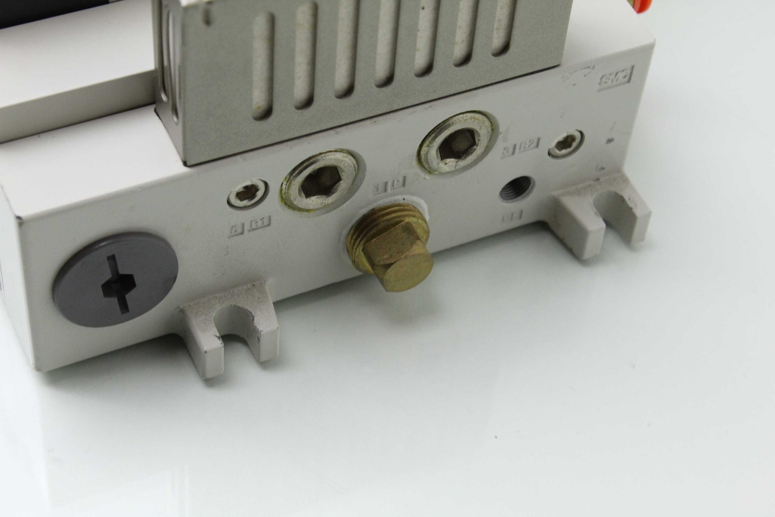 SMC Manifold Valve Assembly With (4) VQ4201-5 (1) VVQ4000-10A-1 - Used - Image 16
