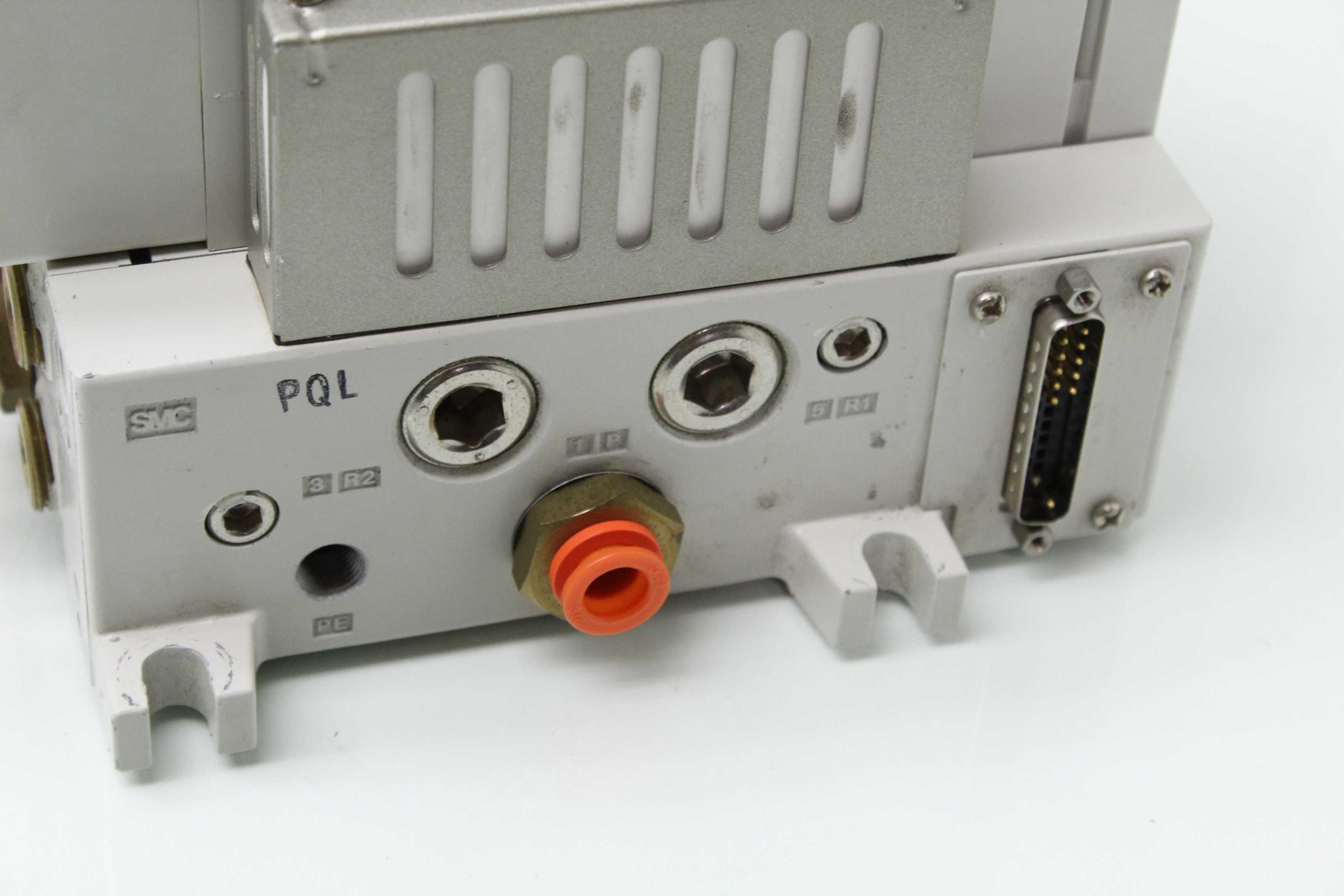 SMC Manifold Valve Assembly With (4) VQ4201-5 (1) VVQ4000-10A-1 - Used - Image 19