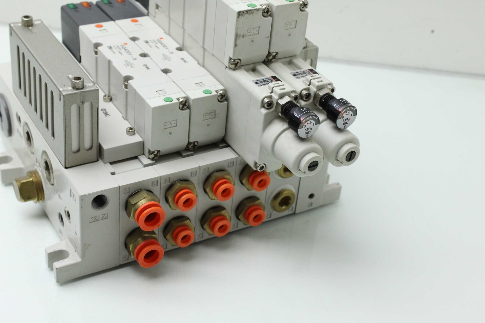 SMC Manifold Valve Assembly With (4) VQ4201-5 (1) VVQ4000-10A-1 - Used - Image 4