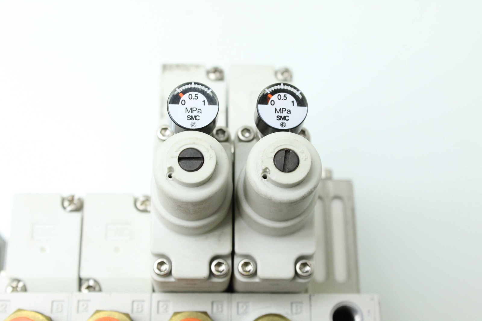 SMC Manifold Valve Assembly With (4) VQ4201-5 (1) VVQ4000-10A-1 - Used - Image 5