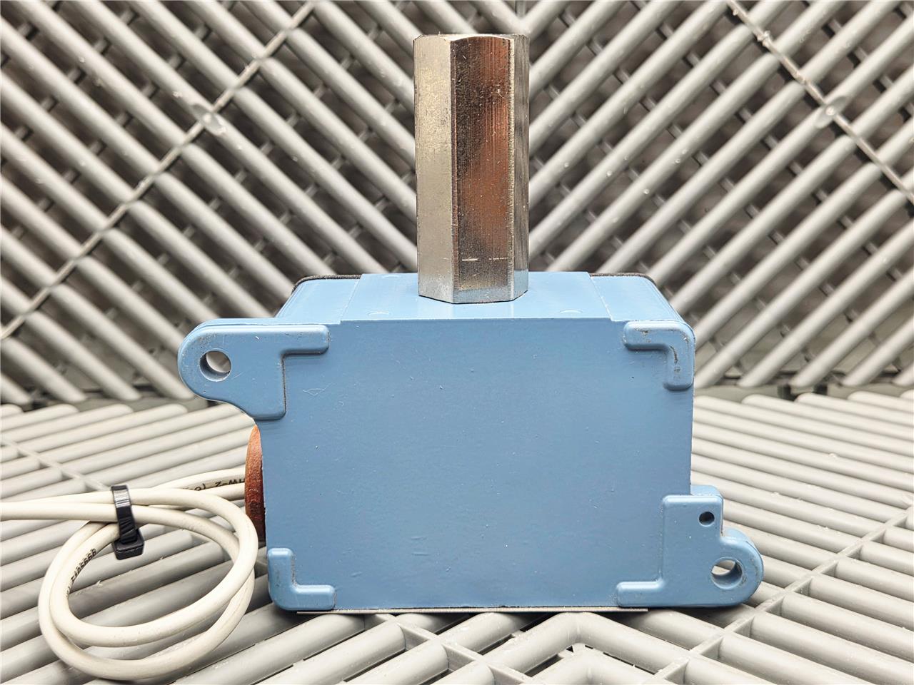 United Electric UE Pressure Switch J6-274, 0 to 300 PSI - Used - Image 11