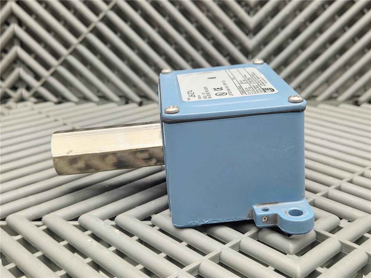 United Electric UE Pressure Switch J6-274, 0 to 300 PSI - Used - Image 7