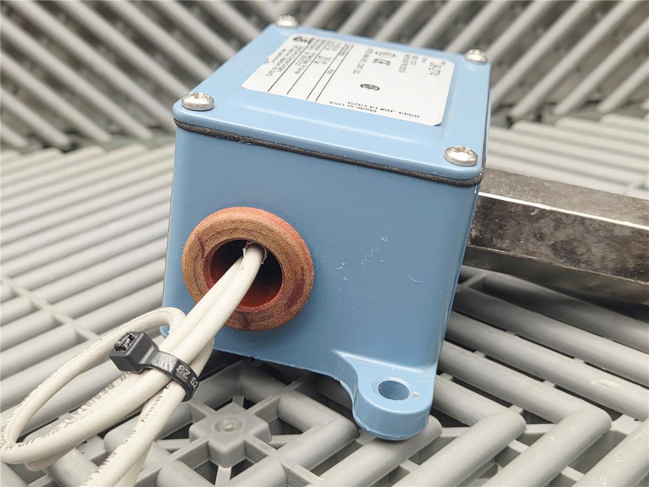 United Electric UE Pressure Switch J6-274, 0 to 300 PSI - Used - Image 10